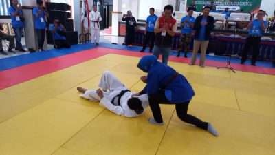 Dengan menggunakan jurus Ukiotoshi dan Ogoshi, wakil Bupati Blora Tri Yuli Setyowati membanting atlet Judo Blora dua kali dalam pembukaan pra kualifikasi Pekan olahraga Provinsi (Porprov) 2022, Cabang olahraga (Cabor) Persatuan Judo Seluruh Indonesia (PJSI), di gedung Sasono Suko Cepu, Jumat (18/11/2022).