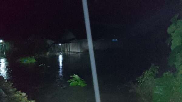 Lima rumah warga Dukuh Grogol RT 51/RW 10, Desa Doplang, Kecamatan Jati, Blora terendam banjir dengan ketinggian 50 cm. Banjir terjadi pada Jumat (18/11) malam sekira pukul 22.00 WIB.