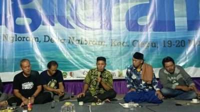 Ketua Lesbumi PCNU Blora, Dalhar Muhammadun (tengah, batik hijau) menerangkan situs Ngloram.