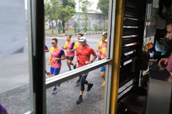 Termasuk Gubernur Ganjar Pranowo beserta sang istri Siti Atiqoh, sebanyak 100 orang ikut meramaikan pra Run Against Cancer 2023. Kegiatan ini diselenggarakan Perhimpunan Hematologi Onkologi Medik Penyakit Dalam Indonesia (Perhompedin) yang dipersembahkan kepada para pejuang kanker.