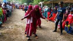 Anak-anak SD mengikuti Lomba Dolanan Tradisonal (Dotra) pada hari Minggu, 20 November 2022, di area Situs Ngloram, Kecamatan Cepu, Kabupaten Blora.