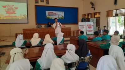 Bedah buku Antologi Puisi Pesona Blora Menyanjung Jiwa di SMAN 1 Tunjungan.