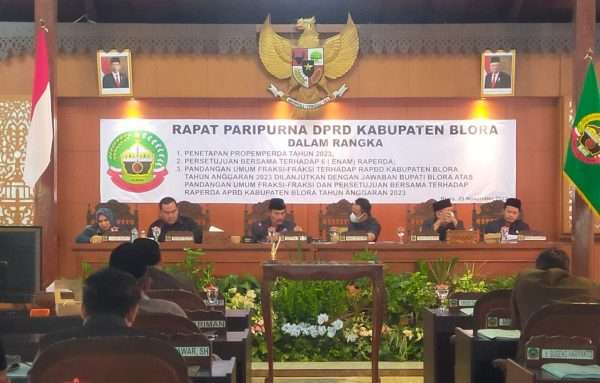 Dewan Perwakilan Rakyat Daerah (DPRD) Fraksi PPP Kabupaten Blora sentil Pemkab Blora. Khususnya soal pengoperasian Bandara Ngloram.