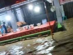 DITERJANG BANJIR, JEMBATAN PERANTAAN PUTUS