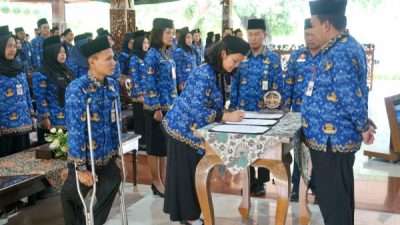 Bupati Blora Arief Rohman pimpin pengambilan sumpah janji PNS di lingkungan Pemerintah Kabupaten Blora. Tercatat, sebanyak 570 PNS yang terdiri dari 548 CPNS formasi 2019 dan 22 PNS Mutasi ikuti upacara pengambilan sumpah janji pada Selasa (1/11/2022) di Pendopo Rumah Dinas Bupati.