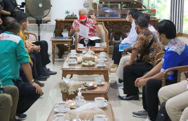 Perwakilan buruh se-Jawa Tengah temui Gubernur Ganjar Pranowo di Puri Gedeh Semarang, Jumat (4/11/2022). Dalam pertemuan tersebut, para buruh meminta agar PP Nomor 36 tahun 2021 tentang pengupahan dapat direvisi.