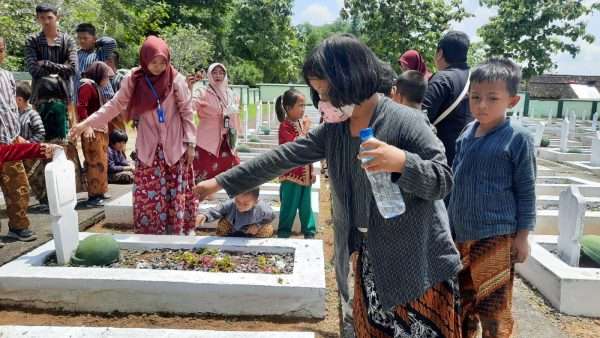 Dalam rangka memperingati Hari Pahlawan, Sekolah Luar Biasa (SLB) Ceria Mandiri Blora melakukan ziarah kubur dan tabur bunga di Taman Makam Pahlawan (TMP) Wira Bhakti Blora, Kamis (10/11/2022).