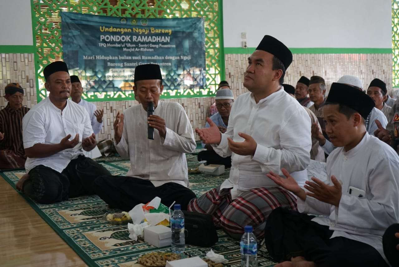 Doa bersama dalam peresmian TPQ Mamba'ul Ulum Randublatung.