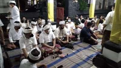 Umat Hindu melaksanakan sembahyang di Pura Jaken, Kabupaten Pati belum lama ini.