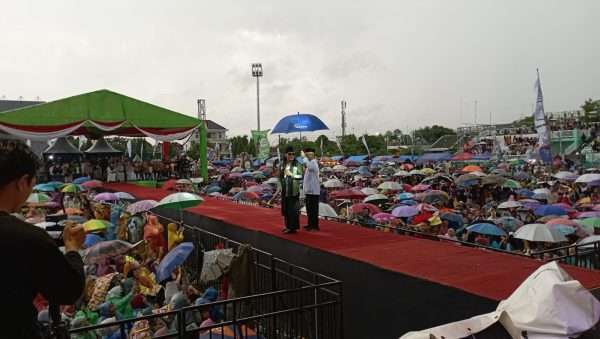 Ngaji Kebangsaan bersama Gus Miftah di Lapangan Kridosono diguyur hujan deras. Kegiatan itu dihelat dalam rangka acara peringatan Hari Jadi ke-273 Kabupaten Blora.