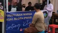 Seorang warga mengunjungi stand PWAB dalam ajang Balikpapan Manuntung Art Festival 2022.