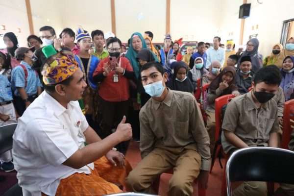 Kisah inspiratif tersaji kala Wakil Gubernur Jawa Tengah Taj Yasin Maimoen bertemu dengan anak-anak penyandang disabilitas di Gedung Pertemuan Kecamatan Bergas. Tepatnya saat dia berdialog dengan salah seorang penyandang disabilitas bernama Muhammad Idham Afif.