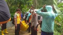 Proses evakuasi warga Candi, Kecamatan Todanan yang hanyut terbawa arus sungai.