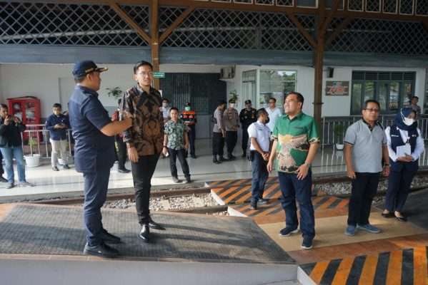 Komisaris PT Kereta Api Indonesia (Persero) Daerah Operasi 4 Semarang, Sri Paduka Mangkunegara X, KGPAA Bhre Cakrahutomo Wira Sudjiwo bersama Bupati Blora meninjau Stasiun Cepu.