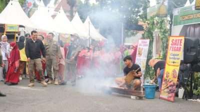 Seorang peserta festival kuliner tradisional Blora terlihat sedang menunjukkan skill membakar sate.