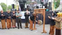 Bupati Blora Arief Rohman memukul gong tanda Aplikasi Mbakol diluncurkan.