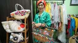 Pemilik usaha Dian Art, Rr Tiwung Dyan Ekawati menunjukkan hasil kerajinan berupa tas.