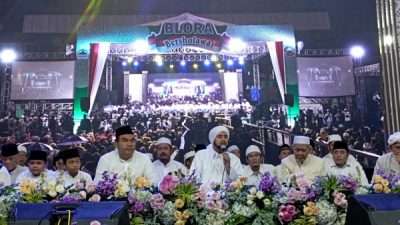 Derasnya hujan tak menghalangi ribuan jamaah untuk menghadiri Sholawatan bersama Habib Syech di Lapangan Kridosono Blora. Bahkan, jamaah Syekher mania rela lesehan di tengah genangan air hujan demi memanjatkan lantunan sholawat bersama sang habib.