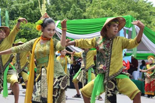 Peserta sedang menari dalam Kitab Budaya Hari Jadi ke-273 Kabupaten Blora Tahun 2022.