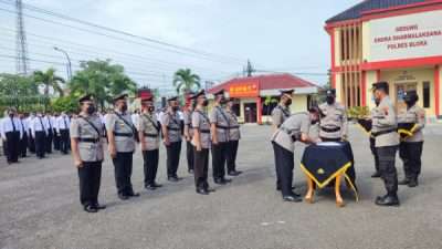 Senin (12/12/2022), Kapolres Blora Polda Jawa Tengah AKBP Fahrurozi memimpin upacara serah terima jabatan Pejabat Utama dan Kapolsek Jajaran Polres Blora di halaman depan Mapolres Blora.