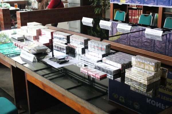 Akibat masifnya peredaran rokok ilegal di Indonesia, Negara diprediksi alami kerugian hingga ratusan juta rupiah. Tepatnya dikisaran angka Rp 107.496.989.