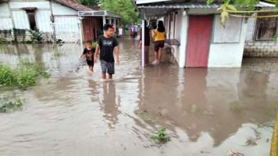 Banjir menggenangi rumah warga diduga tembok drainase bandara Ngloram jebol.