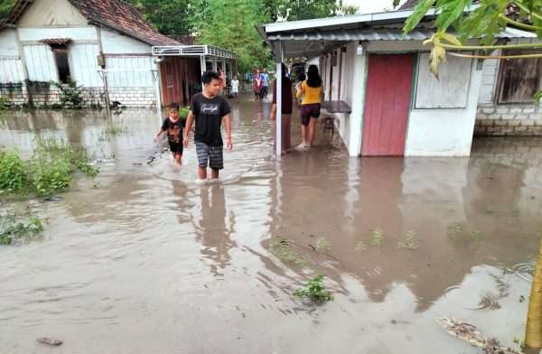 Banjir menggenangi rumah warga diduga tembok drainase bandara Ngloram jebol.