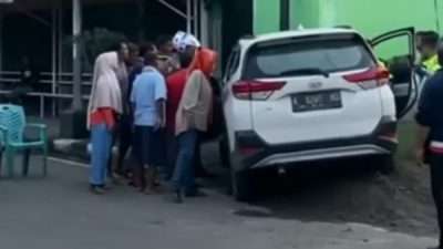 KENA SERANGAN JANTUNG SAAT NYETIR, EKS DOKTER TABRAK TIANG LISTRIK