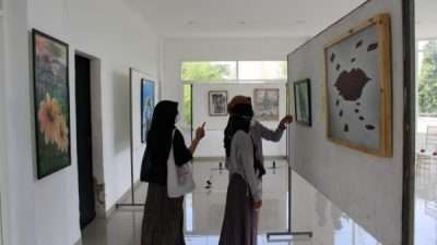Pengunjung melihat karya seni rupa di Pameran Rekam Jejak 2022.
