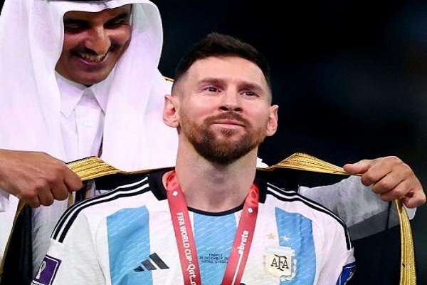 Messi Mendapat Jubah Hitam dari Emir Qatar.