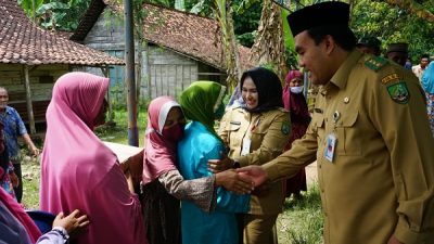 Bupati saat takziah ke rumah duka alm. Lampiyo (61), Dukuh Wijang, Desa Karangtalun, Kecamatan Banjarejo.