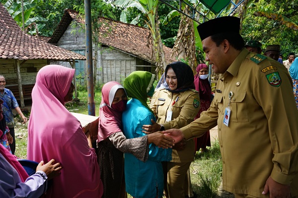 Bupati saat takziah ke rumah duka alm. Lampiyo (61), Dukuh Wijang, Desa Karangtalun, Kecamatan Banjarejo.