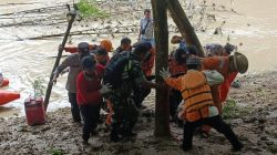 Petugas mengevakuasi korban tenggelam di sungai lusi di Desa Karangtalun, Kecamatan Banjarejo, Kabupaten Blora.