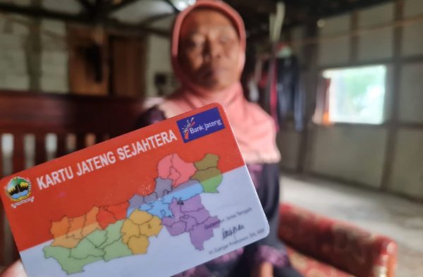 Program Kartu Jateng Sejahtera (KJS) yang dilaunching Gubernur Jawa Tengah Ganjar Pranowo pada 2017 lalu mampu mengcover 12.764 fakir miskin. KJS sendiri merupakan program bantuan sosial tunai dengan sasaran fakir miskin tidak produktif yang belum mendapatkan program perlindungan sosial dari Pemerintah Pusat.