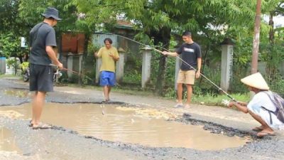Lantaran kondisi jalan rusak parah dan tak kunjung ada perbaikan, sejumlah warga di Kelurahan Ngawen, Kecamatan Ngawen, Kabupaten Blora melakukan aksi protes dengan memancing ikan ditengah jalan.