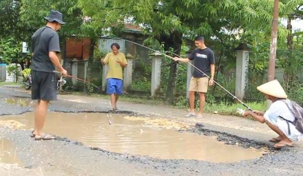 Lantaran kondisi jalan rusak parah dan tak kunjung ada perbaikan, sejumlah warga di Kelurahan Ngawen, Kecamatan Ngawen, Kabupaten Blora melakukan aksi protes dengan memancing ikan ditengah jalan.