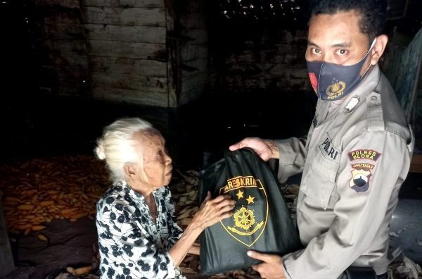 Warga Desa Sidomulyo, Kecamatan Banjarejo, Kabupaten Blora mendapat bantuan paket sembako dari Kabareskrim Polri Komjen Pol Drs. Agus Andrianto pada Rabu, (25/01/2023).