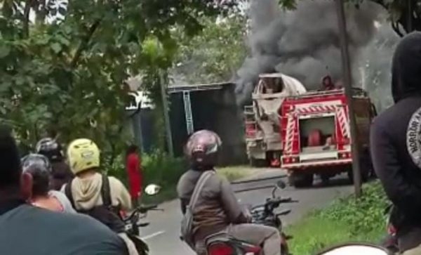 Sebuah truk mixer bernopol B 9121 SIA terbakar hingga hangus saat melintas di Jalan Raya Blora-Puwodadi, Desa Sendangmulyo, Kecamatan Ngawen, Kabupaten Blora pada Senin (20/2) siang sekira pukul 14.00 WIB.