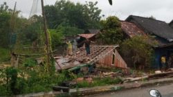 Hujan deras disertai angin kencang yang terjadi sekitar pukul 11.30 WIB di Desa Jatiklampok mengakibatkan satu rumah milik Sumarjan (45) RT 04 RW 01 roboh.