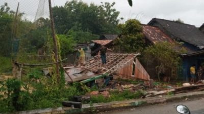 HUJAN DERAS DISERTAI ANGIN KENCANG AKIBATKAN SATU RUMAH DI JATIKLAMPOK ROBOH