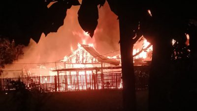 SATU MUSHOLLA DAN TIGA RUMAH DI KEDUNGTUBAN LUDES TERBAKAR