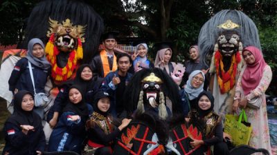 KEREN, IMPARA UIN WALISONGO SEMARANG GIRING WISUDAWAN DENGAN BARONGAN