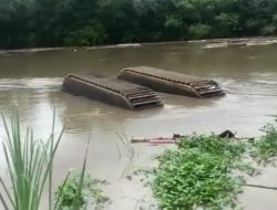 KONDISI TERBALIK, EKSKAVATOR HANYUT DI BENGAWAN SOLO