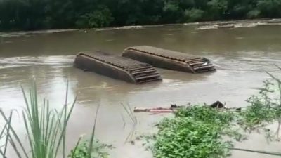 KONDISI TERBALIK, EKSKAVATOR HANYUT DI BENGAWAN SOLO