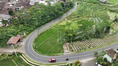 Gubernur Jawa Tengah Ganjar Pranowo berhasil membangun jalan alternatif Ngadirejo-Kedu, Kabupaten Temanggung, sepanjang 5,5 kilometer. Jalan senilai Rp 15 milliar yang dibangun pada 2021 itu, kini ramai dilintasi pengguna jalan dan mampu meningkatkan perekonomian masyarakat.