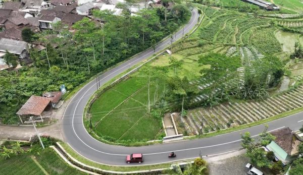 Gubernur Jawa Tengah Ganjar Pranowo berhasil membangun jalan alternatif Ngadirejo-Kedu, Kabupaten Temanggung, sepanjang 5,5 kilometer. Jalan senilai Rp 15 milliar yang dibangun pada 2021 itu, kini ramai dilintasi pengguna jalan dan mampu meningkatkan perekonomian masyarakat.