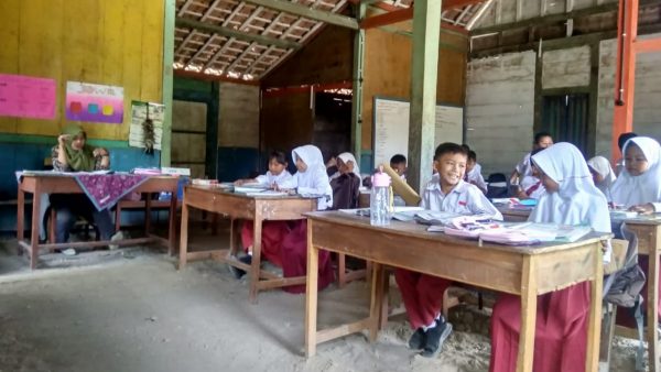 Selama kurang lebih 2 tahun 3 ruang kelas di SDN 2 Sambongrejo, Kecamatan Sambong, Kabupaten Blora mengalami kerusakan parah. Akibatnya, siswa terpaksa belajar di rumah warga dengan kondisi ala kadarnya.