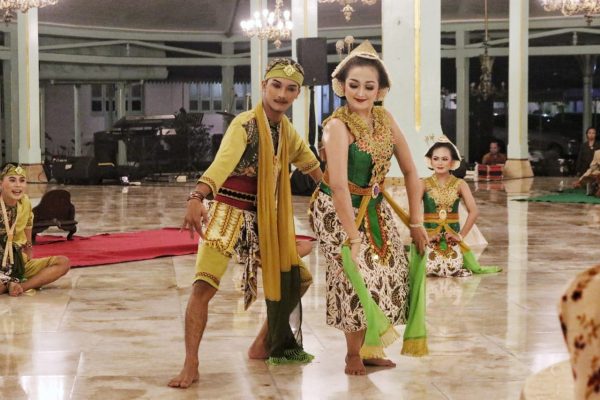 Tayub Blora yang digawangi para penari dari sanggar LKP Merpati tampil memukau di Pura Mangkunegaran, Surakarta dalam acara Peringatan Berdirinya Praja Mangkunegaran ke 266, Jumat (17/3/2023).
