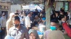 Pak Jokowi, Pak Jokowi !!! Seruan itu terdengar gemuruh kala orang nomor satu di Indonesia, Presiden Joko Widodo berkunjung ke Pasar Menden yang berada di Kecamatan Kradenan, Kabupaten Blora pada Jumat (10/3) pagi sekira pukul 08.30 WIB.