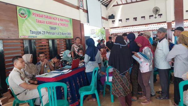 Warga Kelurahan Wonorejo, Jatirejo, Sarirejo dan Tegalrejo bakal mendapat Hak Guna Bangunan (HGB) selama 30 tahun dari Badan Pertanahan Nasional (BPN). Hal itu membuat ratusan warga di empat kelurahan tersebut berbondong-bondong mendaftarkan lahan pada Selasa kemarin (28/2/2023).